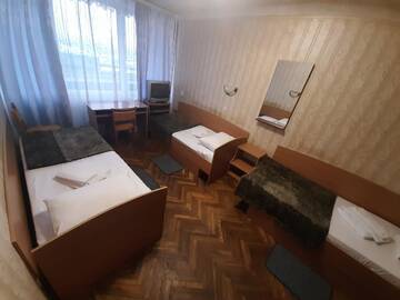 Трехместный номер с общей ванной комнатой в Отеле Tourist Hotel